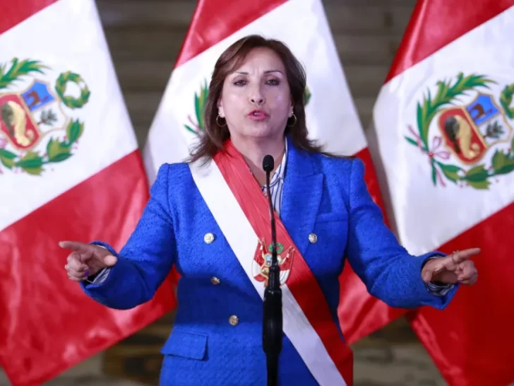 Tensión en Perú: la presidenta Boluarte propuso adelantar las elecciones para abril de 2024