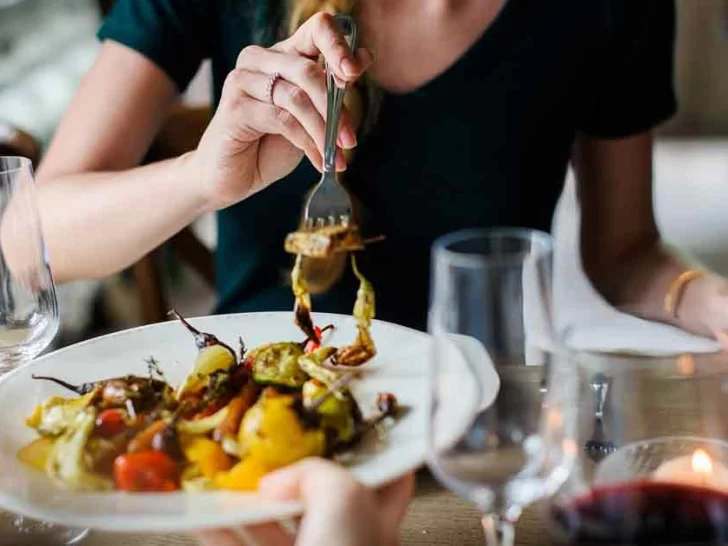 Mito o realidad: ¿cenar tarde hace engordar?