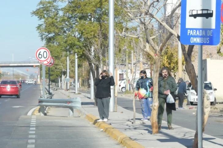 Un colectivo con 26 pasajeros a bordo chocó con una moto en la que viajaban dos personas