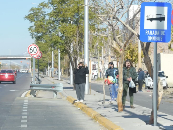 Un colectivo con 26 pasajeros a bordo chocó con una moto en la que viajaban dos personas