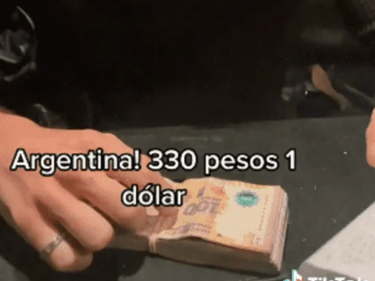 Pagó el ticket por $10.000 con billetes de 100 en un restaurante y desató polémica