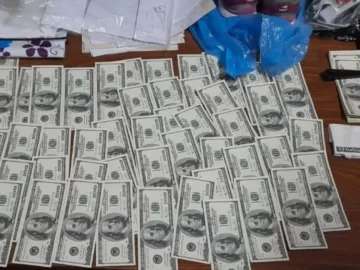 Encontró más de 16 mil dólares en la calle y los entregó a la Policía