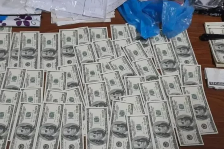 Encontró más de 16 mil dólares en la calle y los entregó a la Policía