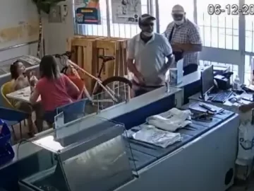 [VIDEOS] Entran armados a una heladería, encierran a una mujer y su hija y roban plata y teléfonos