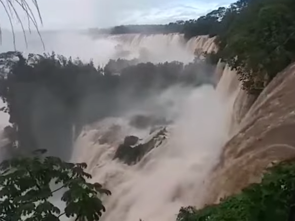 Cerraron la Garganta del Diablo en las Cataratas del Iguazú por la crecida de las aguas