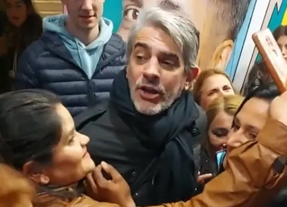 Escracharon a Pablo Echarri en la puerta del teatro: su reacción