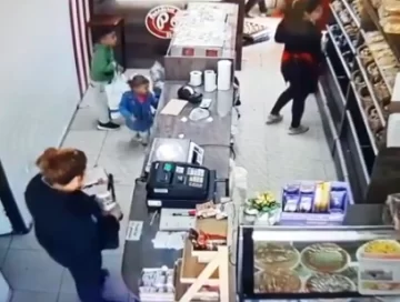 [VIDEO] Entró junto a sus hijos a una panadería, se robó la propina y todo quedó registrado