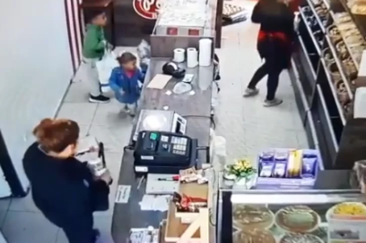 [VIDEO] Entró junto a sus hijos a una panadería, se robó la propina y todo quedó registrado