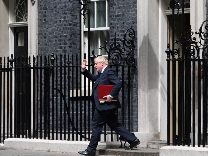 Luego de una ola de renuncias, Boris Johnson afirma que sigue al frente del Gobierno