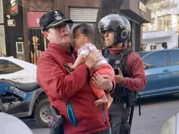 Dejaron a una bebé de 6 meses encerrada en un auto mal estacionado y la Policía la rescató