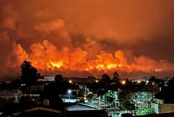 Temor en Salta por un incendio gigantesco cerca de una ciudad