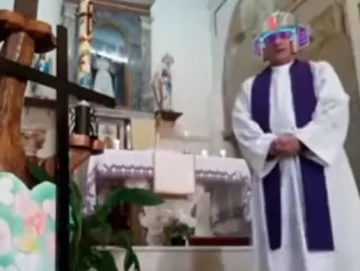 Un sacerdote olvidó desactivar los filtros durante una misa en vivo