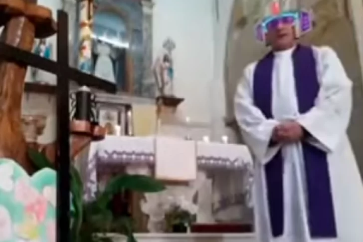 Un sacerdote olvidó desactivar los filtros durante una misa en vivo