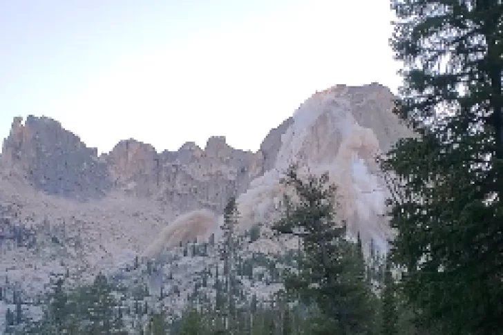 El video que muestra cómo una montaña se derrumba por un fuerte temblor