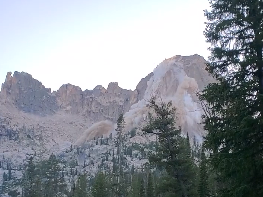 El video que muestra cómo una montaña se derrumba por un fuerte temblor