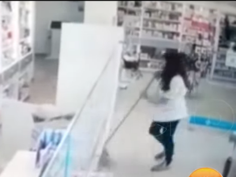 Intentó asaltar una farmacia y la empleada se defendió con el palo del secador de piso