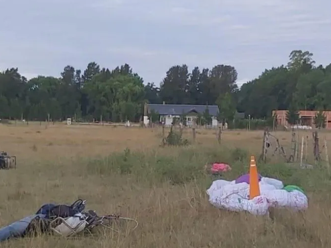 Tres hombres hacían parapente, chocaron en el aire y uno de ellos cayó al suelo y murió