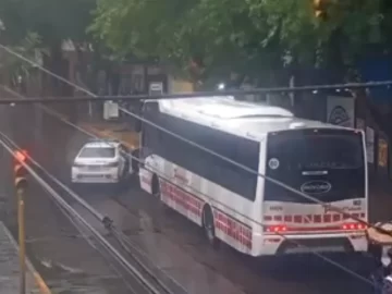 [VIDEO] Intentaron robar en el centro y quisieron huir en un colectivo de línea, allí los atraparon