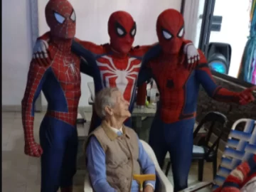 Se disfrazaron de Spiderman para el cumple de 90 de su abuela y protagonizaron un blooper