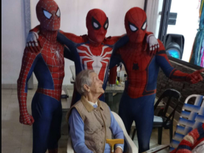 Se disfrazaron de Spiderman para el cumple de 90 de su abuela y protagonizaron un blooper