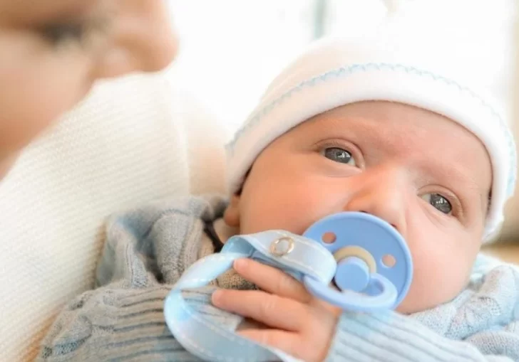 Con fotos y destacando un proyecto de ley, Fabiola Yañez celebró el primer mes de su hijo