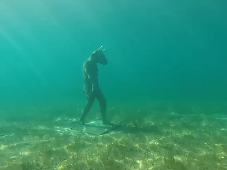 Misterio en Neuquén: descubrieron un minotauro erguido en el fondo de un lago