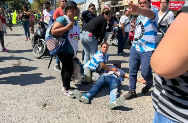 Un motociclista apuñaló a un manifestante que le impidió atravesar un piquete