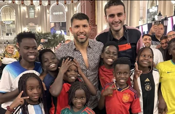 El alegre baile del Kun Agüero junto a un grupo de niños africanos