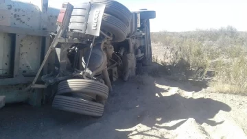 Un fuerte choque entre un camión y una camioneta dejó 4 heridos