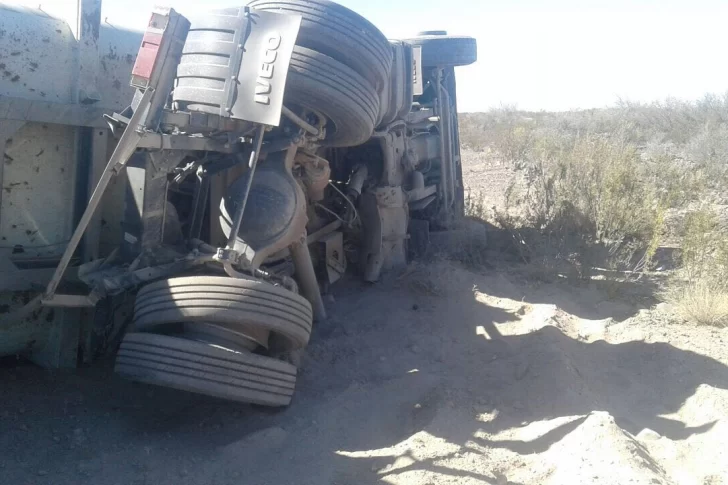 Un fuerte choque entre un camión y una camioneta dejó 4 heridos