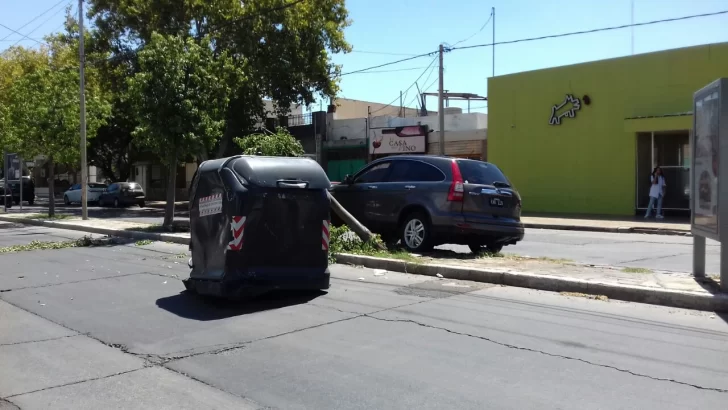 Volcó en plena Avenida Libertador, ¿por ir hablando por celular?