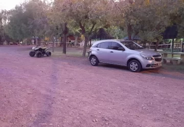 Perdió el control de su cuatriciclo, chocó contra un auto estacionado y murió