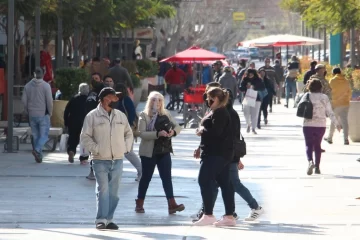 Inició la Fase 3: intenso movimiento en el centro y cafés con buena cantidad de clientes