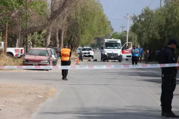 Policía muerto: un auto contra un árbol y dos hipótesis, ¿se cayó de la moto o lo chocaron?