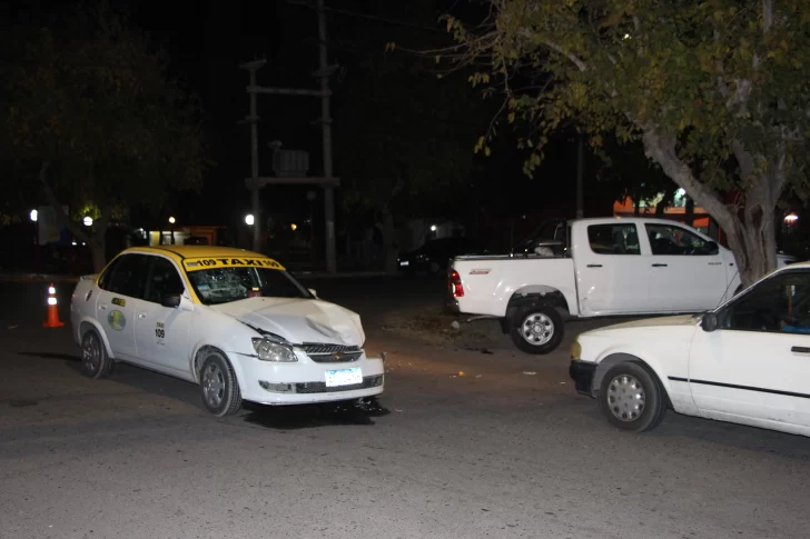 Aparatoso choque: una camioneta terminó en la vereda; una mujer y dos niños, heridos