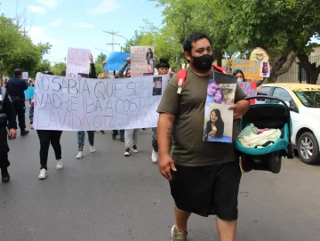 La marcha contra el Rawson que encabezaron un papá y la beba que perdió a su madre