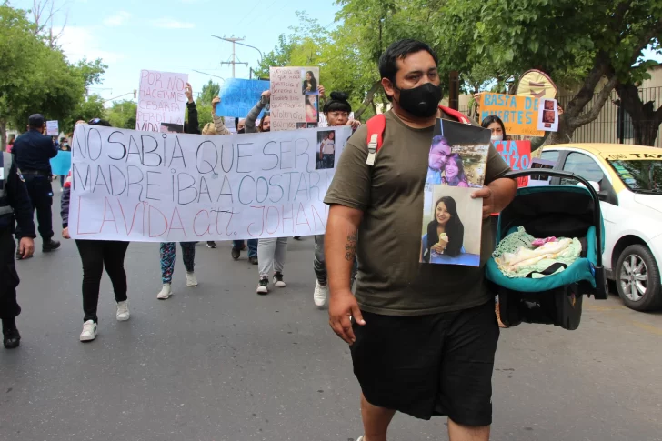 La marcha contra el Rawson que encabezaron un papá y la beba que perdió a su madre