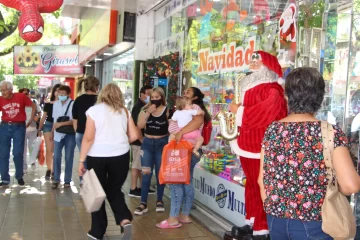 Compras de último momento: las veredas del centro, atestadas de gente