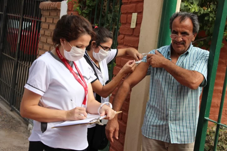 Vacuna antigripal casa por casa: cómo asegurarse de que quien llega es un enviado de Salud