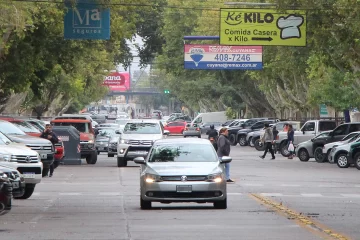 Primer día de la etapa dos de la cuarentena:  mucha gente y calles llenas de autos