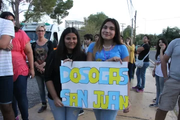 Cientos de jóvenes mostraron su fanatismo a los uruguayos de Dosogas