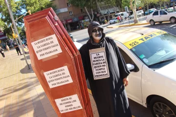 Con un ataúd y “La Parca”, taxistas  reclaman por licencias para trabajadores en la Catedral