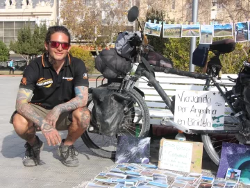 La historia del joven que recorre el país en una bicicleta que le dieron por una deuda