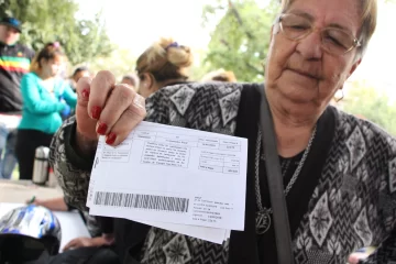 Boleta en mano, vecinos de distintas zonas reclamaron por el aumento de la luz