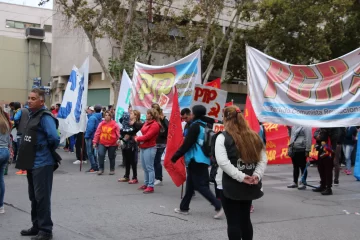 Agrupaciones sociales marcharon nuevamente contra el aumento en las tarifas