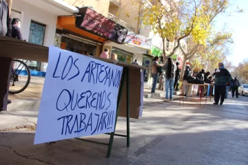 Con mesas vacías y carteles, artesanos reclamaron poder trabajar en la Peatonal