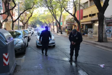 Peligro en el microcentro por un cable atravesado en la calle Laprida