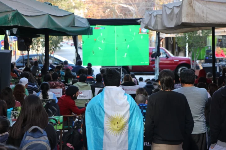 Unas 100 personas eligieron ver el partido en pantalla gigante