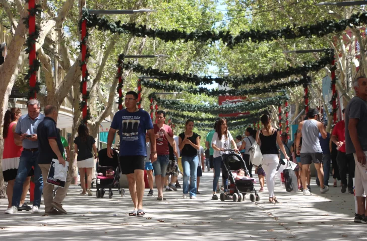 Para hacer las últimas compras navideñas, los sanjuaninos minaron el centro