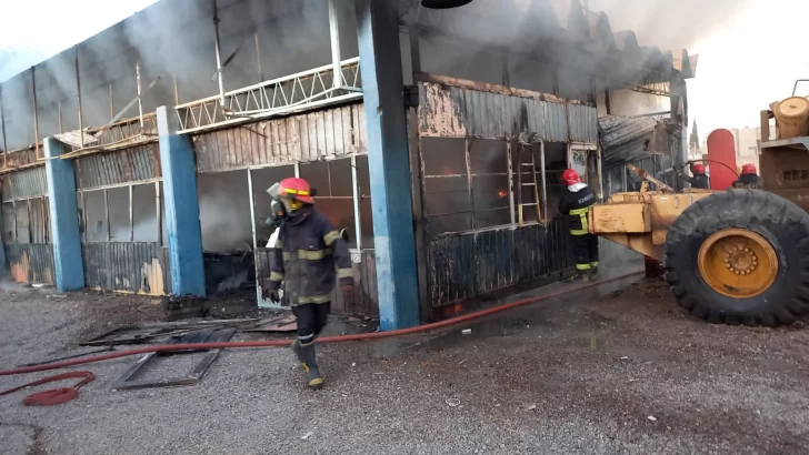 Un importante incendio en un depósito causó temor a primera hora de esta mañana